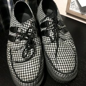 TUK creepers black and white size US M 6